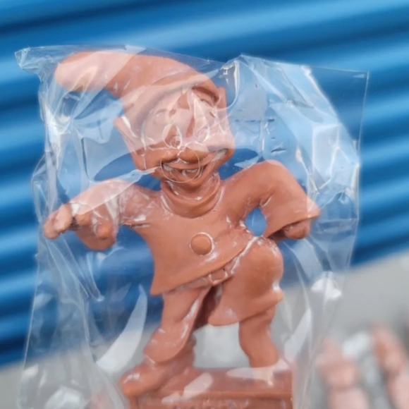 Disney Early Spring Catalog Exclusive Snow White Garden Plant Marker Set  - Picture 5 of 10